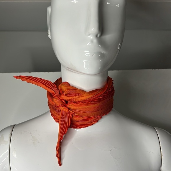Hermès - Plissé Silk Handkerchie - Silk Orange Pleated Scarf with Box - Unworn - Picture 2 of 8